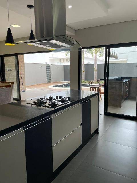 Casa de Condomínio à venda com 3 quartos, 320m² - Foto 2